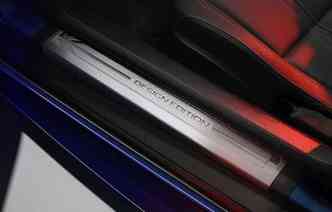 Bancos, portas, volante e painel revestidos em couro na cor preta com costura em trs diferentes cores: vermelho, branco ou azul(foto: Jaguar / Divulgao)