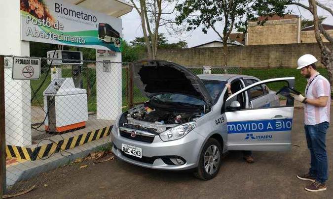 Fiat Siena Tetrafuel da frota da usina de Itaipu sendo abastecido com biometano(foto: Pedro Cerqueira/EM/D.A Press) Fiat Siena Tetrafuel da frota da usina de Itaipu sendo abastecido com biometano(foto: Pedro Cerqueira/EM/D.A Press)