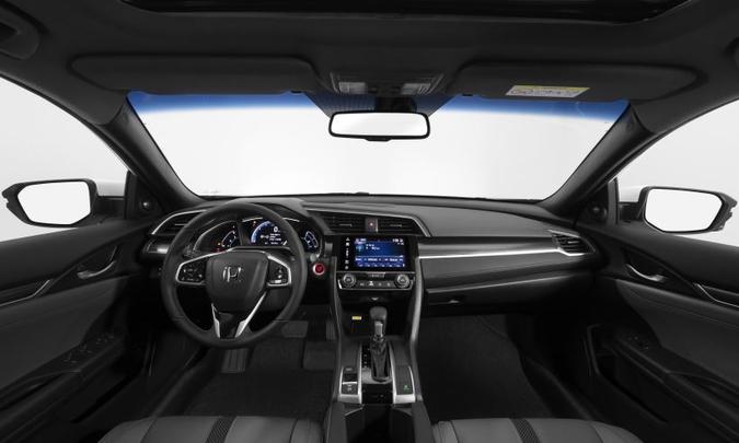 No interior, todas as versões passam a trazer revestimento do console central e painéis de porta em couro(foto: Honda/Divulgação) No interior, todas as versões passam a trazer revestimento do console central e painéis de porta em couro(foto: Honda/Divulgação)