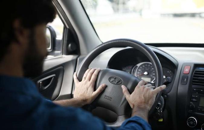No Brasil, 60% dos acidentes rodovirios envolvendo motorista profissional, com carteiras de habilitao C, D e E, so causados por sono e fadiga(foto: Paulo Paiva/DP)