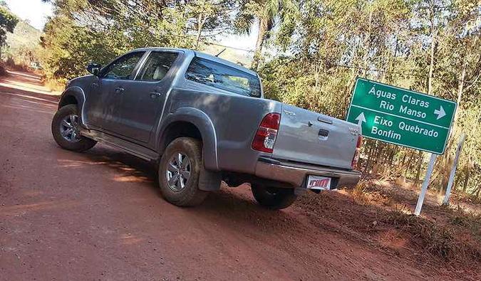Durante o test-drive passamos por esse lugar curioso: e a Hilux aguentou firme!(foto: Thiago Ventura/EM/D.A Press) Durante o test-drive passamos por esse lugar curioso: e a Hilux aguentou firme!(foto: Thiago Ventura/EM/D.A Press)