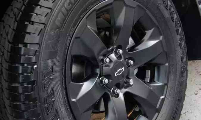 Rodas de 18 polegadas, pintadas em preto fosco, são exclusivas da versão(foto: Chevrolet/Divulgação)