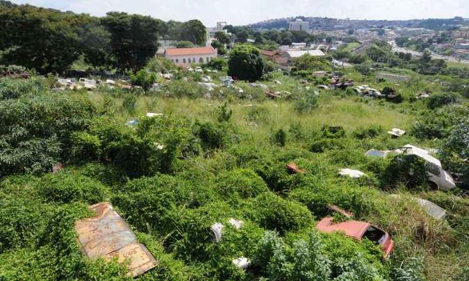 No trecho que fica nos fundos do depósito de carros, é fácil encontrar pessoas com dengue(foto: Gladyston Rodrigues/EM/D.A Press) No trecho que fica nos fundos do depósito de carros, é fácil encontrar pessoas com dengue(foto: Gladyston Rodrigues/EM/D.A Press)