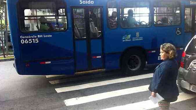 Ônibus não respeita a faixa de pedestre: cena comum na Avenida Assis Chateubriand(foto: Marcello Oliveira/EM/D.A PRESS)
