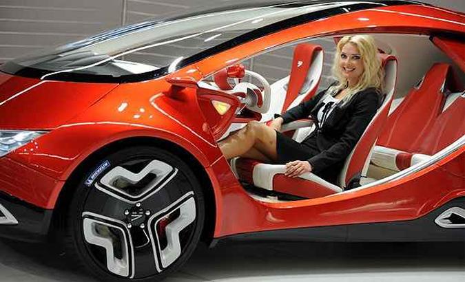 Modelo posa em carro conceito da marca russa Yo(foto: AFP PHOTO / ARNE DEDERT )