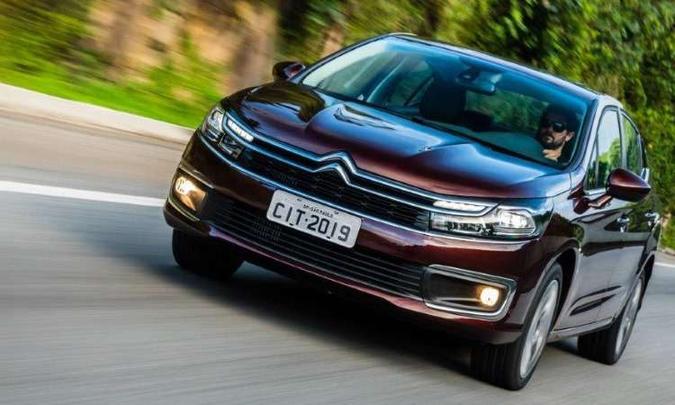 A grade frontal mantém as barras paralelas com o Chevron ao centro, mas com luzes diurnas integradas(foto: Citroën/Divulgação) A grade frontal mantém as barras paralelas com o Chevron ao centro, mas com luzes diurnas integradas(foto: Citroën/Divulgação)