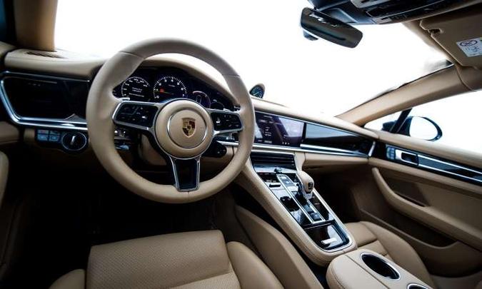 O interior tem acabamento sofisticado, além de muito conforto para os ocupantes(foto: Porsche/Divulgação) O interior tem acabamento sofisticado, além de muito conforto para os ocupantes(foto: Porsche/Divulgação)