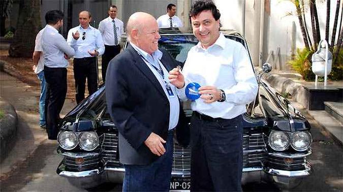 O provedor da Santa Casa BH, Saulo Coelho (esquerda), entrega as chaves do Cadillac ao empres�rio Otac�lio Tadeu Silva Oliveira, de Belo Horizonte (foto: Almir Gomes/ Divulga��o Santa Casa BH )