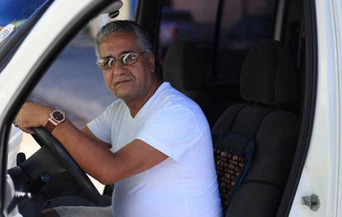 O taxista usa capa massageadora para reduzir os incômodos (foto: Isabelle Marinho/ Esp. DP/D.A Press ) O taxista usa capa massageadora para reduzir os incômodos (foto: Isabelle Marinho/ Esp. DP/D.A Press )