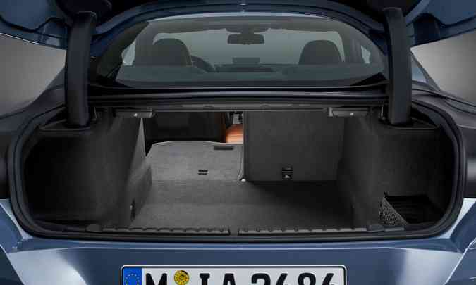 O porta-malas no  dos maiores, mas para um cup tem volume satisfatrio(foto: Fabian Kirchbauer/BMW/Divulgao)
