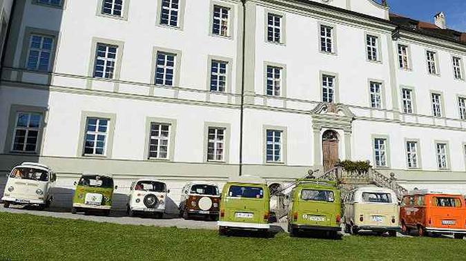 Dezenas de Kombi em frente de uma abadia em Munique(foto: AFP PHOTO / CHRISTOF STACHE ) Dezenas de Kombi em frente de uma abadia em Munique(foto: AFP PHOTO / CHRISTOF STACHE )