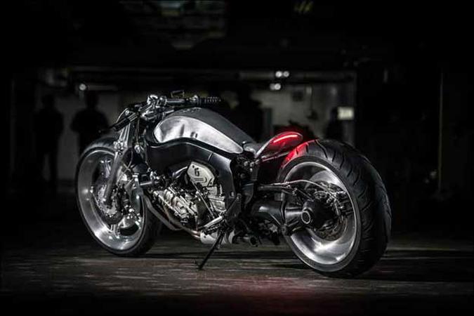 A Ken´s Special tem rodas bem maiores, com aro 23 na dianteira. A luz de freio fica atrás do banco, pois não existem para-lamas(foto: BMW/Divulgação) A Ken´s Special tem rodas bem maiores, com aro 23 na dianteira. A luz de freio fica atrás do banco, pois não existem para-lamas(foto: BMW/Divulgação)
