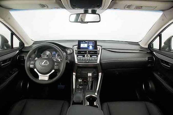 Painel tem ergonomia correta e acabamento caprichado no segmento de luxo(foto: Lexus/Diuvlgação) Painel tem ergonomia correta e acabamento caprichado no segmento de luxo(foto: Lexus/Diuvlgação)