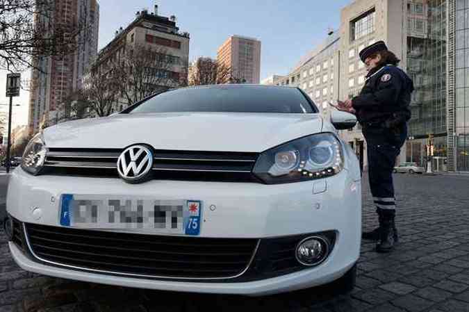 Quem trafegar com carro de placa par leva multa equivalente a R$ 76.44(foto: AFP PHOTO / LIONEL BONAVENTURE )