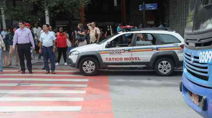 Em um péssimo exemplo, policial para com viatura sobre a faixa...(foto: Cristina Horta/EM/D.A Press)