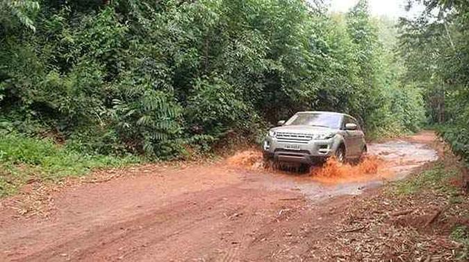Um legítimo Land Rover não decepciona em terrenos acidentados (foto: Pedro Cerqueira/EMDAPress) Um legítimo Land Rover não decepciona em terrenos acidentados (foto: Pedro Cerqueira/EMDAPress)