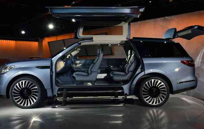 Futurista, o conceito Navigator da Lincoln mostra as portas que abrem pra cima e de canto a canto do carro; Produo  no fim do prximo ano(foto: Jewel Samad / AFP)