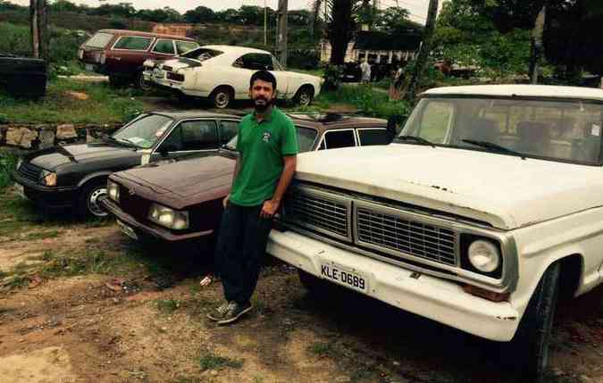 Colecionador de carros antigos, Leopoldo Soares usa seu tempo para trocar peas dos seus xods(foto: Gabriel Alves/Divulgao)