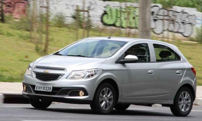 Chevrolet Onix vendeu quase 13 mil unidades a mais que o Hyundai HB20 em 2016(foto: Marlos Ney Vidal/EM/D.A Press) Chevrolet Onix vendeu quase 13 mil unidades a mais que o Hyundai HB20 em 2016(foto: Marlos Ney Vidal/EM/D.A Press)
