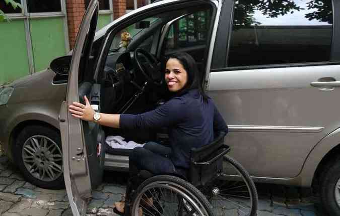 Aps tirar a CNH e comprar o seu carro adaptado, Shamara Castro reconquistou a liberdade de sair sozinha (foto: Julio Jacobina/DP)