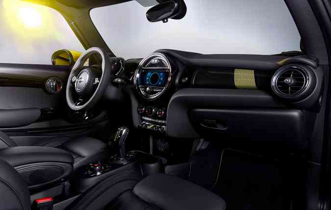 O novo MINI Cooper SE inclui de srie um sistema de ar-condicionado automtico de 2 zonas com ventilao e controle de temperatura individual para motorista e passageiro da frente. Foto: Divulgao 