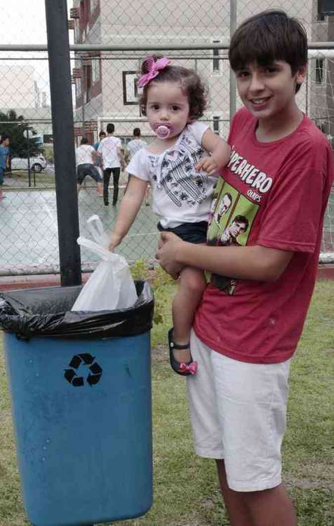 Letcia e Arthur sempre colocam o lixo do carro na sacolinha(foto: Amanda Oliveira / Esp. DP)
