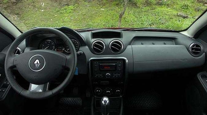 Interior tem acabamento razoável e pega do volante não é boa(foto: Gladyston Rodrigues/EM/D.A Press) Interior tem acabamento razoável e pega do volante não é boa(foto: Gladyston Rodrigues/EM/D.A Press)
