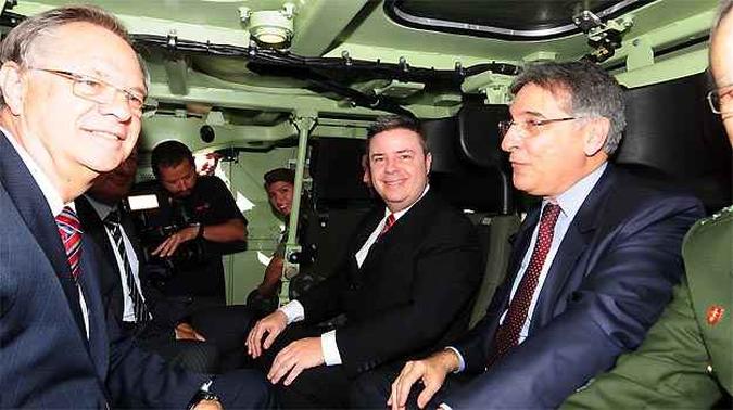 O presidente da Fiat Chrysler para a América Latina, Cledorvine Belini, o ministro de Desenvolvimento, Indústria e Comércio Exterior, Fernando Pimentel e o governador de Minas Gerais Antônio Anastasia O presidente da Fiat Chrysler para a América Latina, Cledorvine Belini, o ministro de Desenvolvimento, Indústria e Comércio Exterior, Fernando Pimentel e o governador de Minas Gerais Antônio Anastasia