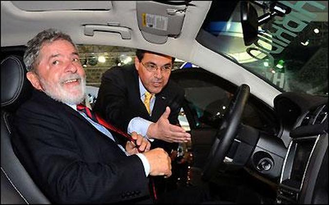 Lula conhece o interior do Ford Fusion H�brido que servir� � presid�ncia