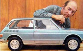 Em foto dos anos 80, Piancastelli posa com maquete da Brasília (foto: Volkswagen/Divulgação) Em foto dos anos 80, Piancastelli posa com maquete da Brasília (foto: Volkswagen/Divulgação)