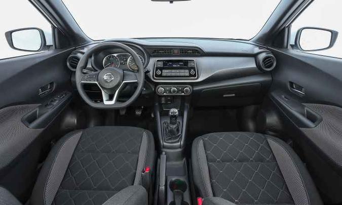Interior da versão S é simples, com mais acabamentos plásticos e sistema de som integrado sem tela(foto: Pedro Danthas/Nissan/Divulgação) Interior da versão S é simples, com mais acabamentos plásticos e sistema de som integrado sem tela(foto: Pedro Danthas/Nissan/Divulgação)