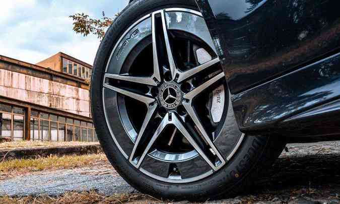 As belas rodas de alumínio de 18 polegadas trazem uma borda cinza que tem função aerodinâmica(foto: Jorge Lopes/EM/D.A Press)