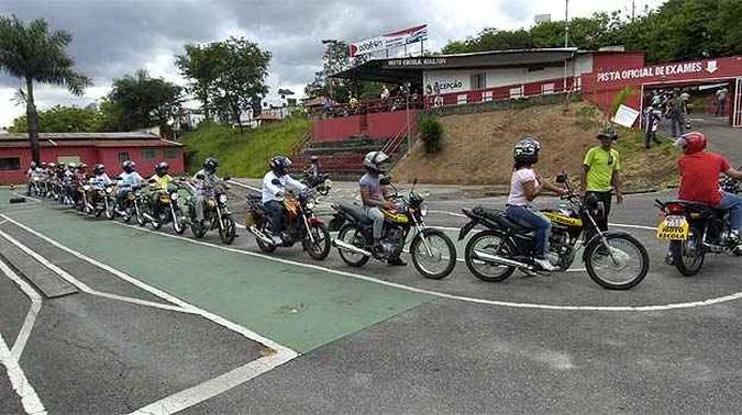 Futuros motociclistas aprendem a conduzir motos. Em Minas, número de pessoas inabilitadas é alto(foto: Jair Amaral/EM/D.A Press) Futuros motociclistas aprendem a conduzir motos. Em Minas, número de pessoas inabilitadas é alto(foto: Jair Amaral/EM/D.A Press)