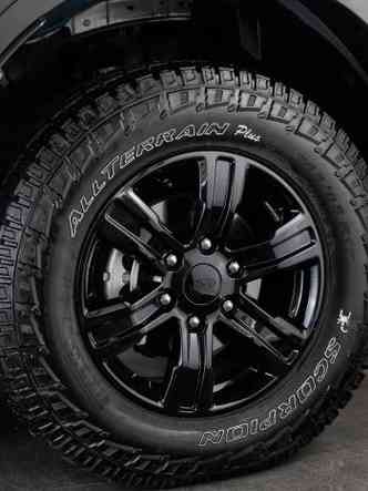 As rodas de série são de liga leve de 18 polegadas, com desenho exclusivo e pneus Scorpion ATR(foto: Ford/Divulgação)