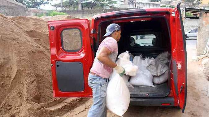 Fiorino não negou disposição para o trabalho pesado: 650 kg de areia no compartimento de carga(foto: Marcello Oliveira/EM/D.A PRESS) Fiorino não negou disposição para o trabalho pesado: 650 kg de areia no compartimento de carga(foto: Marcello Oliveira/EM/D.A PRESS)