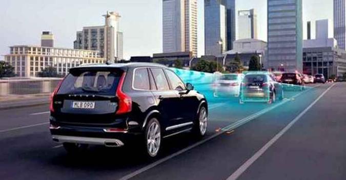 XC90 monitora via e demais veículos, consegue frear evitando colisão, mas não reage ao sinal vermelho(foto: Volvo/Divulgação ) XC90 monitora via e demais veículos, consegue frear evitando colisão, mas não reage ao sinal vermelho(foto: Volvo/Divulgação )