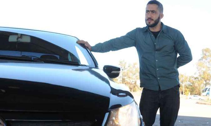 Técnico industrial Guilherme Bonelli trocou as lâmpadas do carro e aprova a medida(foto: Jair Amaral/EM/D.A Press) Técnico industrial Guilherme Bonelli trocou as lâmpadas do carro e aprova a medida(foto: Jair Amaral/EM/D.A Press)