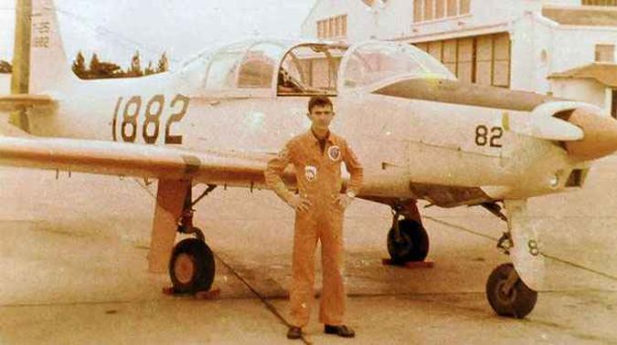 O coronel diante da aeronave que pilotava quando na ativa(foto: Arquivo Pessoal) O coronel diante da aeronave que pilotava quando na ativa(foto: Arquivo Pessoal)