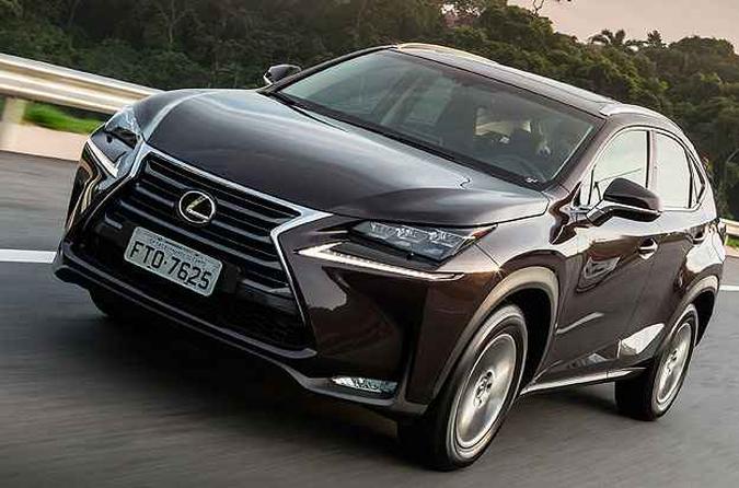 No pacote F-Sport, a enorme grade dianteira é do tipo colmeia, faróis, em formato de L e as enormes rodas de 18 polegadas(foto: Lexus/Diuvlgação) No pacote F-Sport, a enorme grade dianteira é do tipo colmeia, faróis, em formato de L e as enormes rodas de 18 polegadas(foto: Lexus/Diuvlgação)