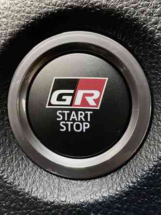 O botão para acionar o motor do Corolla esportivo traz a sigla da versão(foto: Toyota/Divulgação)