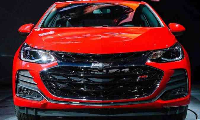 A sigla RS pintada em vermelho aparece no canto da grade em preto brilhante do hatch médio(foto: Chevrolet/Divulgação)