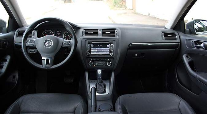 A maioria dos comandos est� ao alcance das m�os e alguns no volante tradicional(foto: Marlos Ney Vidal/EM/D. A Press)