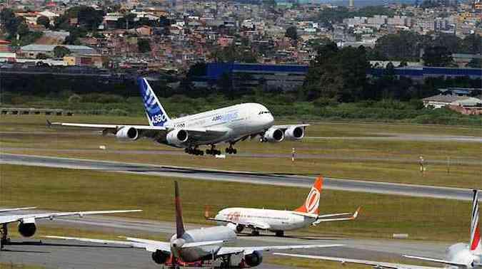 Teste do Airbus A380 realizado no Aeroporto de Guarulhos em 2012(foto: H. Gousse/ Divulgacao )