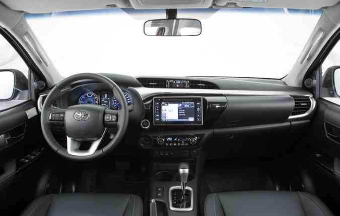 Interior tambm  escurecido e se destacam a tela da central multimdia com tela sensvel ao toque e o ar-condicionado digital(foto: Toyota/Divulgao)