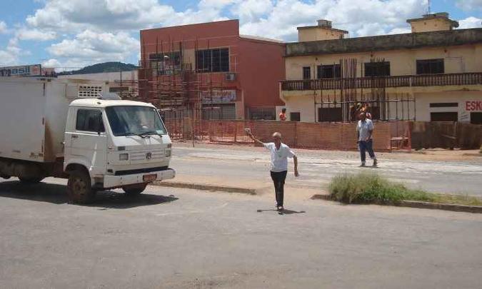 Em Mateus Leme, a situação é tão crítica, que o tráfego é interrompido para travessia de pedestres(foto: Bruno Freitas/EM/D.A Press) Em Mateus Leme, a situação é tão crítica, que o tráfego é interrompido para travessia de pedestres(foto: Bruno Freitas/EM/D.A Press)