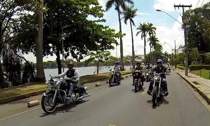 O desfile contornou a Lagoa da Pampulha em BH(foto: Léo Tavares/Corrosivo Filmes/Divulgação) O desfile contornou a Lagoa da Pampulha em BH(foto: Léo Tavares/Corrosivo Filmes/Divulgação)