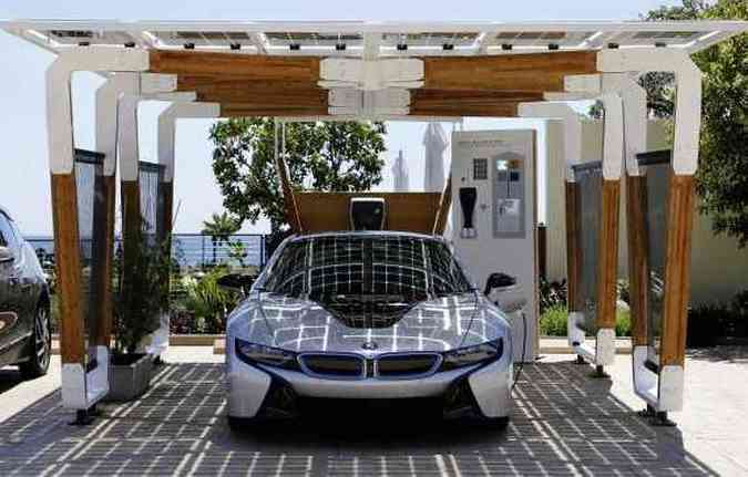 A energia solar  convertida em energia eltrica e carrega os carros estacionados(foto: BMW/divulgao)