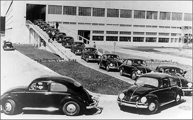 Fila de Fuscas rec�m-produzidos saindo da f�brica Anchieta, em 1959(foto: Fotos: Volkswagen/Divulga��o)
