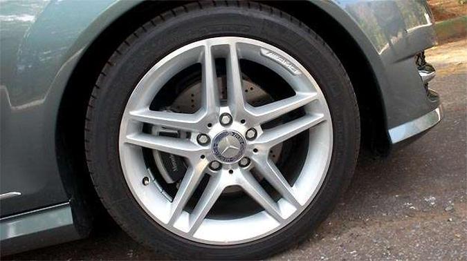 Rodas aro 17 polegadas, com pneus na medida 225/45 Rodas aro 17 polegadas, com pneus na medida 225/45