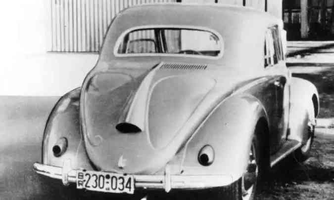 Esse Fusca único, estilo cupê, foi fabricado pela Hebmüller; a empresa, que fabricava as carrocerias conversíveis do modelo, foi destruída por um incêndio, quando esta unidade desapareceu e virou lenda(foto: Volkswagen/Divulgação)